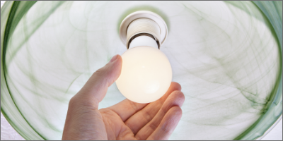 Simply Conserve Standard LED Light Bulb  9W, 2700K (warm light)_Lifestyle